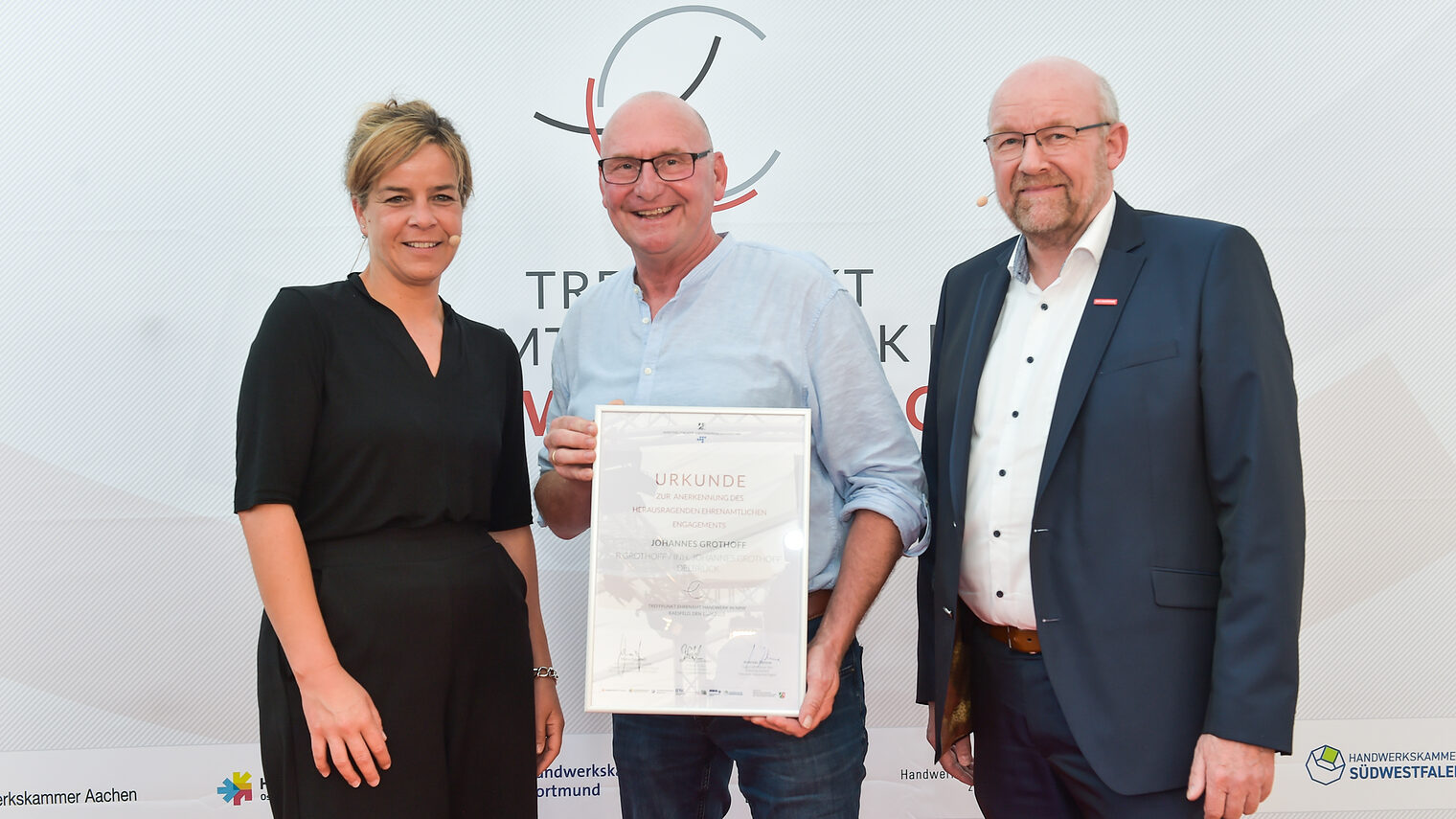 (v. l.) Mona Neubaur, Ministerin für Wirtschaft, Industrie, Klimaschutz und Energie des Landes NRW, Johannes Grothoff, Inhaber von B.Grothoff Elektro | Heizung | Sanitär in Delbrück; Berthold Schröder, WHKT-Präsident