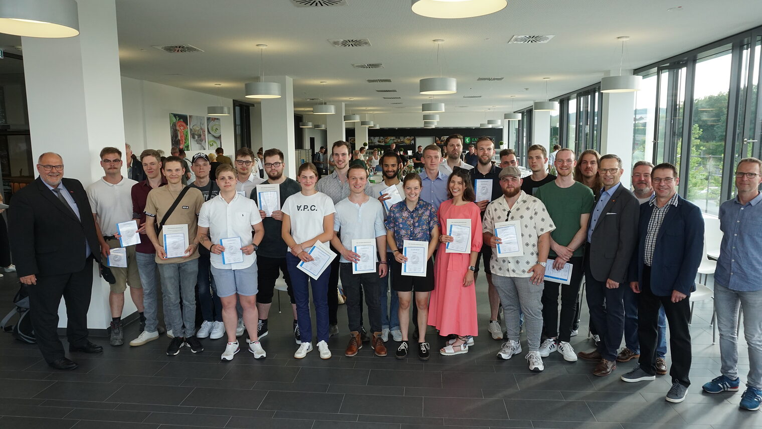 Große Freude bei der Freisprechung der Tischler-Innung Bielefeld: (v. l.) Kammerpräsident Peter Eul sowie (v. r.) Andreas Ziemons, Carl-Severing-Berufskolleg, Lehrlingswart Matthias Gruhn, stellvertretender Obermeister Achim Tölke und Obermeister Frank Wulfmeyer mit den frischgebackenen Gesellinnen und Gesellen. 