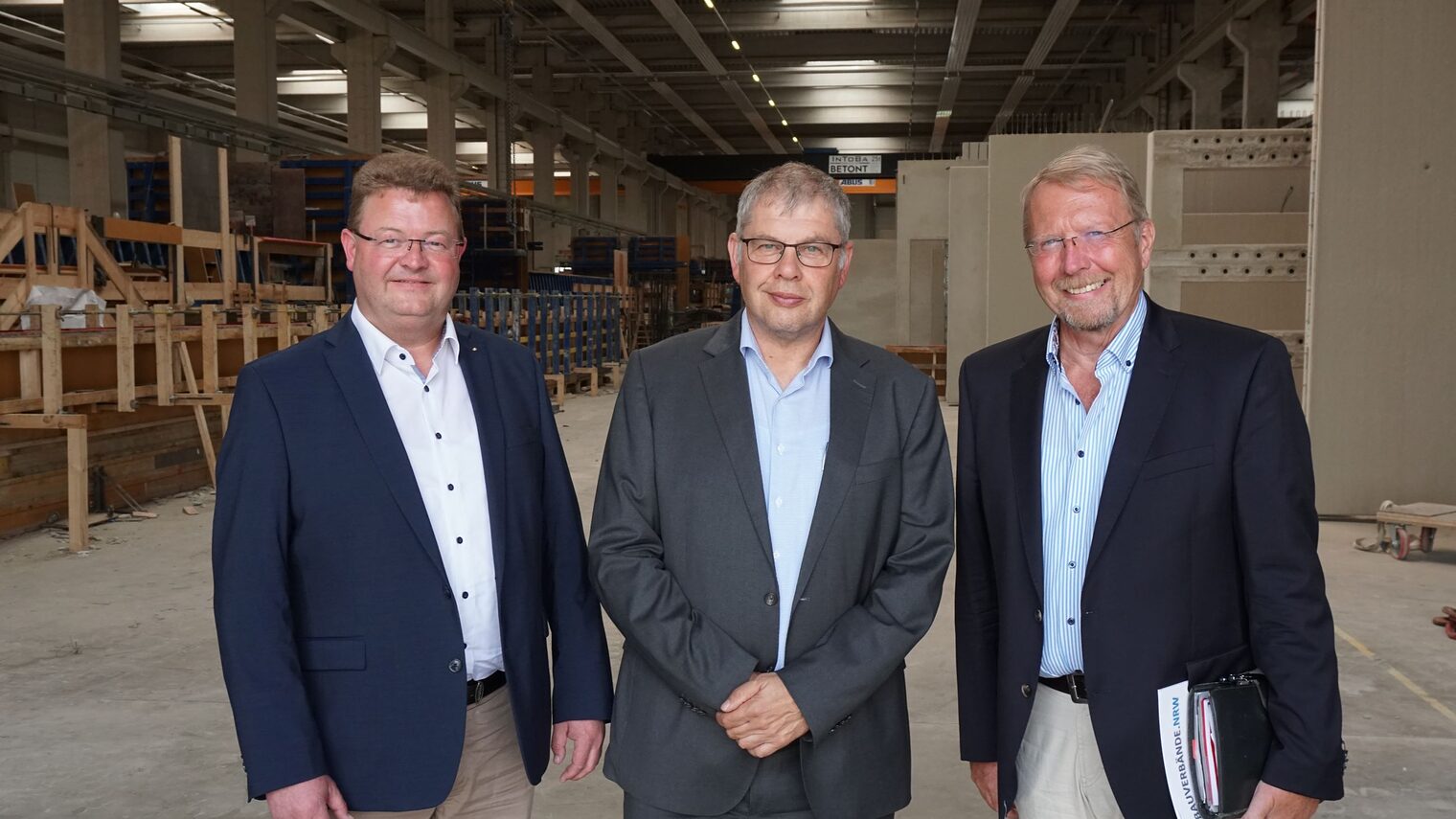 (v. l.) Michael Friemuth, Vizepräsident des Baugewerbeverbandes Westfalen und Vorstandsmitglied der Handwerkskammer OWL zu Bielefeld, Karlgünter Eggersmann, Präsident der Bauverbände.NRW, sowie Hermann Schulte-Hiltrop, Hauptgeschäftsführer der Bauverbände.NRW 