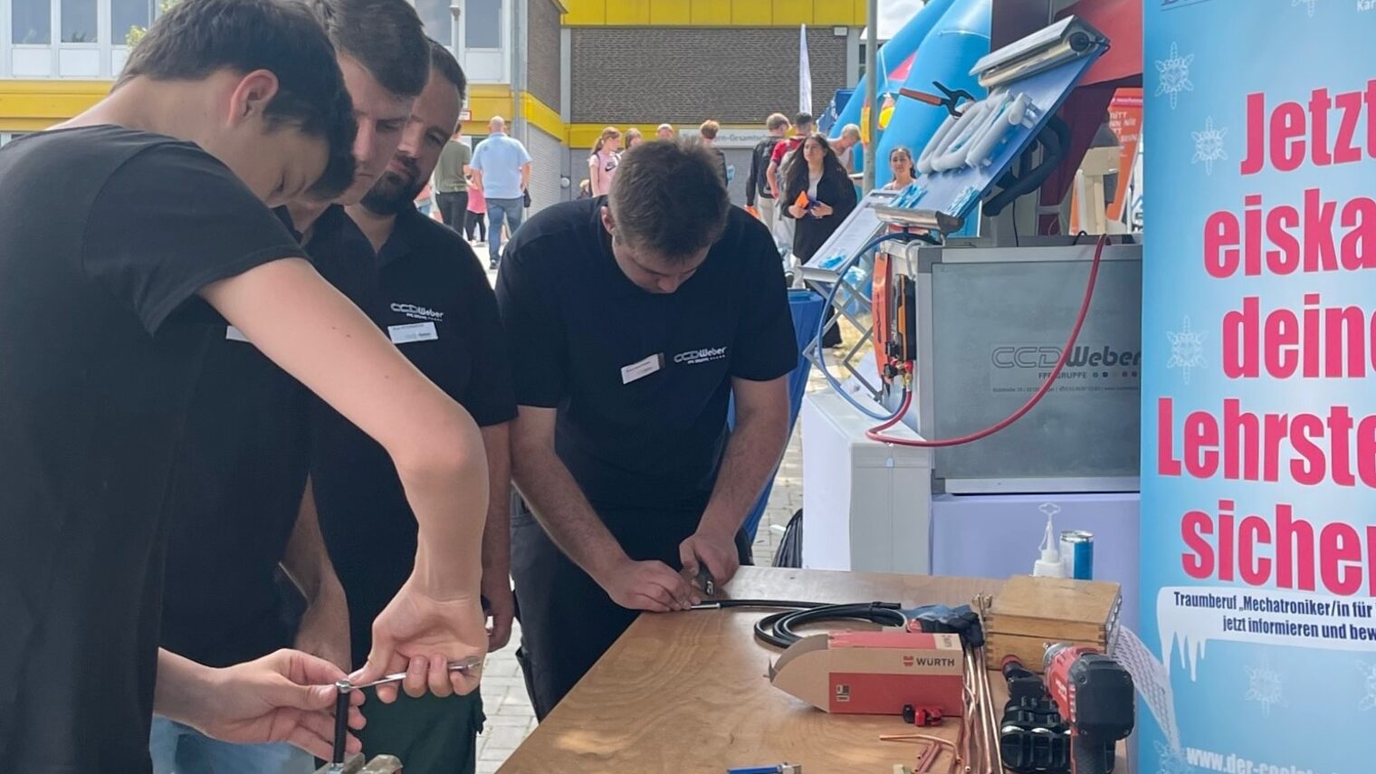 Junge Leute konnten sich in vielen Mitmach-Aktionen, wie hier beim Stand der CCD-Weber GmbH, handwerklich ausprobieren. 