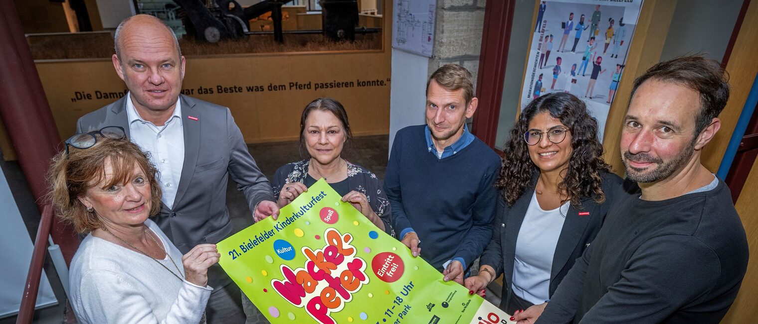 Vorfreude auf den diesjährigen "Wackelpeter": (v. l.) Annette Conrad (AMS Events / Stratmann), Carl-Christian Goll (Geschäftsführer Berufsbildung der Handwerkskammer), Brigitte Brand (Leiterin Kulturamt), Matthias Koch (Marketing Kulturamt), Dilek Güzel (Leiterin Kommunikation der Handwerkskammer), und Timo Fratz (Chefredakteur Radio Bielefeld). 