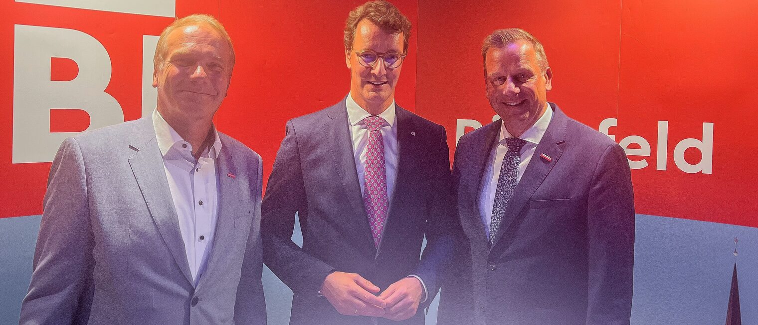 HWK-Vizepräsident Heiner Dresrüsse, NRW-Ministerpräsident Hendrik Wüst und Dr. Jens Prager, Hauptgeschäftsführer der Handwerkskammer OWL, auf dem Unternehmertag in Bielefeld. 