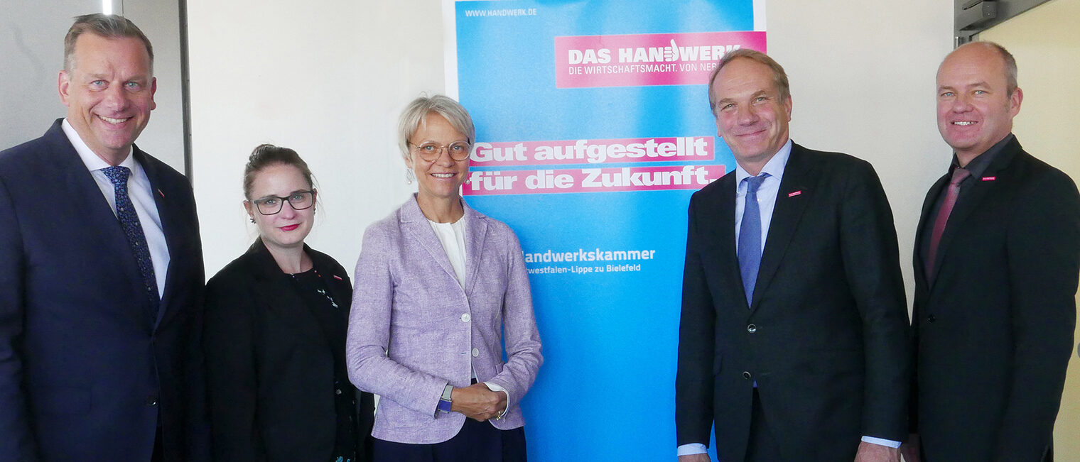 (v.l.) Dr. Jens Prager, Hauptgeschäftsführer der Handwerkskammer OWL, Vera Birthe Bratengeier, Teamleiterin Fachkräftesicherung der Handwerkskammer, Dorothee Feller, Ministerin für Schule und Bildung des Landes Nordrhein-Westfalen, Heiner Dresrüsse, Vizepräsident der Handwerkskammer, und Carl-Christian Goll, Geschäftsführer Berufsbildung der Handwerkskammer. 
