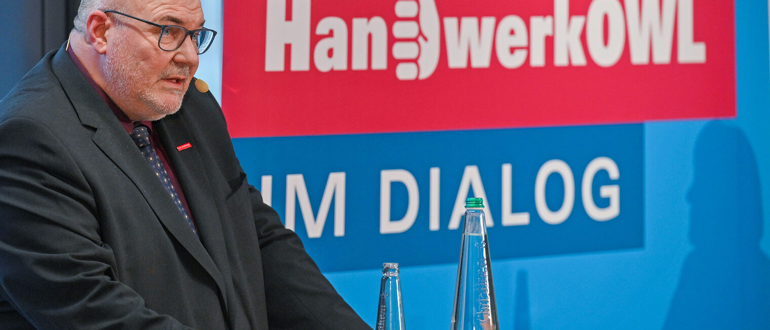 Das Bild zeigt Peter Eul, Präsident der Handwerkskammer OWL zu Bielefeld, bei der letzten Veranstaltung von "Handwerk OWL im Dialog". Am 31. August steht das Thema "New Work im Handwerk - Utopie oder bereits Realität?" im Mittelpunkt. (Foto: Thomas F. Starke/HANDWERKSKAMMER OWL) Schlagwort(e): J22