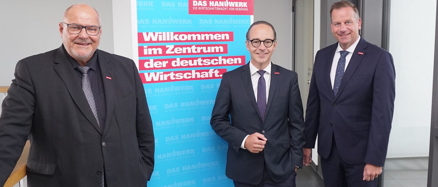 (v. l.) Kammerpräsident Peter Eul, WHKT-Hauptgeschäftsführer Dr. Florian Hartmann sowie Dr. Jens Prager, Hauptgeschäftsführer der Handwerkskammer OWL zu Bielefeld. 