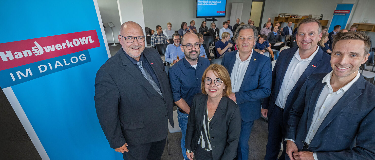 (v.l.) Kammerpräsident Peter Eul, Unternehmer Lasse Rheingans, Nadja Lüders, SPD MdL, Torsten Withake, Geschäftsführer Gesellschaft für innovative Beschäftigungsförderung mbH, Dr. Jens Prager, Hauptgeschäftsführer der Handwerkskammer OWL, und Moderator Marcus Werner.