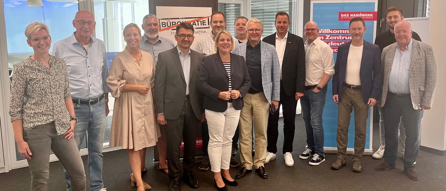 Hauptgeschäftsführer Dr. Jens Prager (5. v. r.), begrüßte den FDP-Bezirksvorstand Jan-Maik Schlifter (4. v. r.), Frank Schäffler MdB (6. v. r.), Christian Sauter MdB (5. v. l.) sowie Martina Hannen (6. v. l.) und weitere Parteirepräsentanten im Campus Handwerk. 