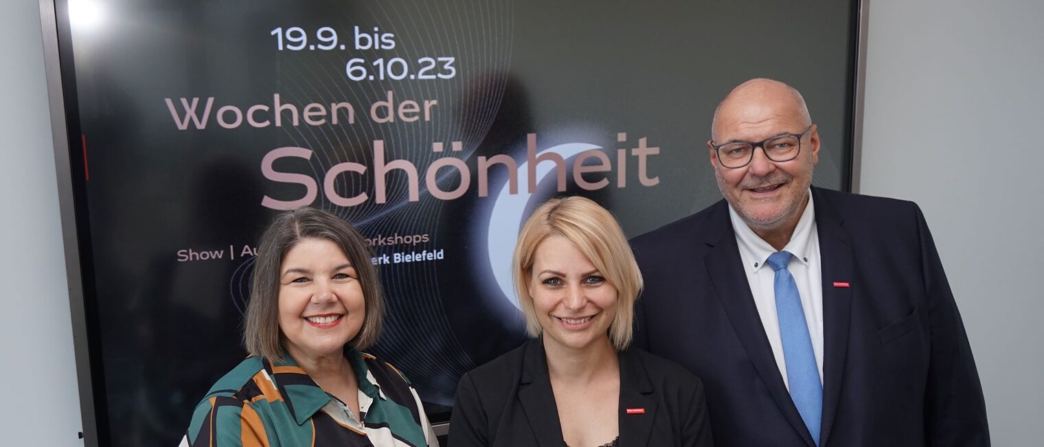 (v. l.) Dr. Maribel Illig, Geschäftsführerin der Handwerkskammer und Leiterin des Berufsbildungszentrums, Sarah Lüke, Organisatorin der Aktionswochen und Fachbereichsleiterin der Handwerkskammer, sowie Peter Eul, Präsident der Handwerkskammer OWL zu Bielefeld 