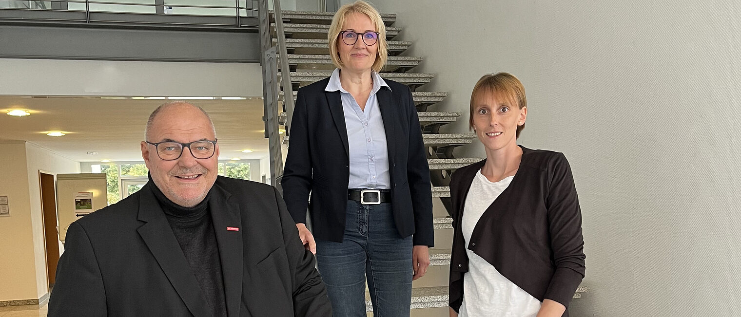 (v. l.) Kammerpräsident Peter Eul, Betriebsberaterin Birgit Heldermann, sowie die Gründerin Maler- und Lackierermeisterin Jaqueline Scholz (v. l.) Kammerpräsident Peter Eul, Betriebsberaterin Birgit Heldermann, sowie die Gründerin Maler- und Lackierermeisterin Jaqueline Scholz