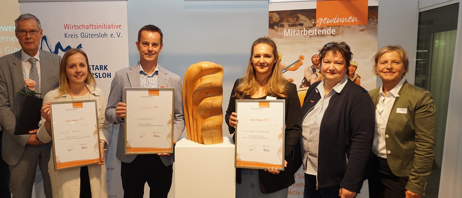 (v. l.) Landrat Sven-Georg Adenauer, Alexandra Kerkhoff und Michael Hauphoff (beide Josef Hauphoff GmbH), Anna-Maria Walter (Hagedorn Unternehmensgruppe), Angela Rehorst (Leiterin Betriebsberatung der Handwerkskammer und Jurymitglied) sowie Nikola Weber (Pro Wirtschaft GT). (v. l.) Landrat Sven-Georg Adenauer, Alexandra Kerkhoff und Michael Hauphoff (beide Josef Hauphoff GmbH), Anna-Maria Walter (Hagedorn Unternehmensgruppe), Angela Rehorst (Leiterin Betriebsberatung der Handwerkskammer und Jurymitglied) sowie Nikola Weber (Pro Wirtschaft GT).