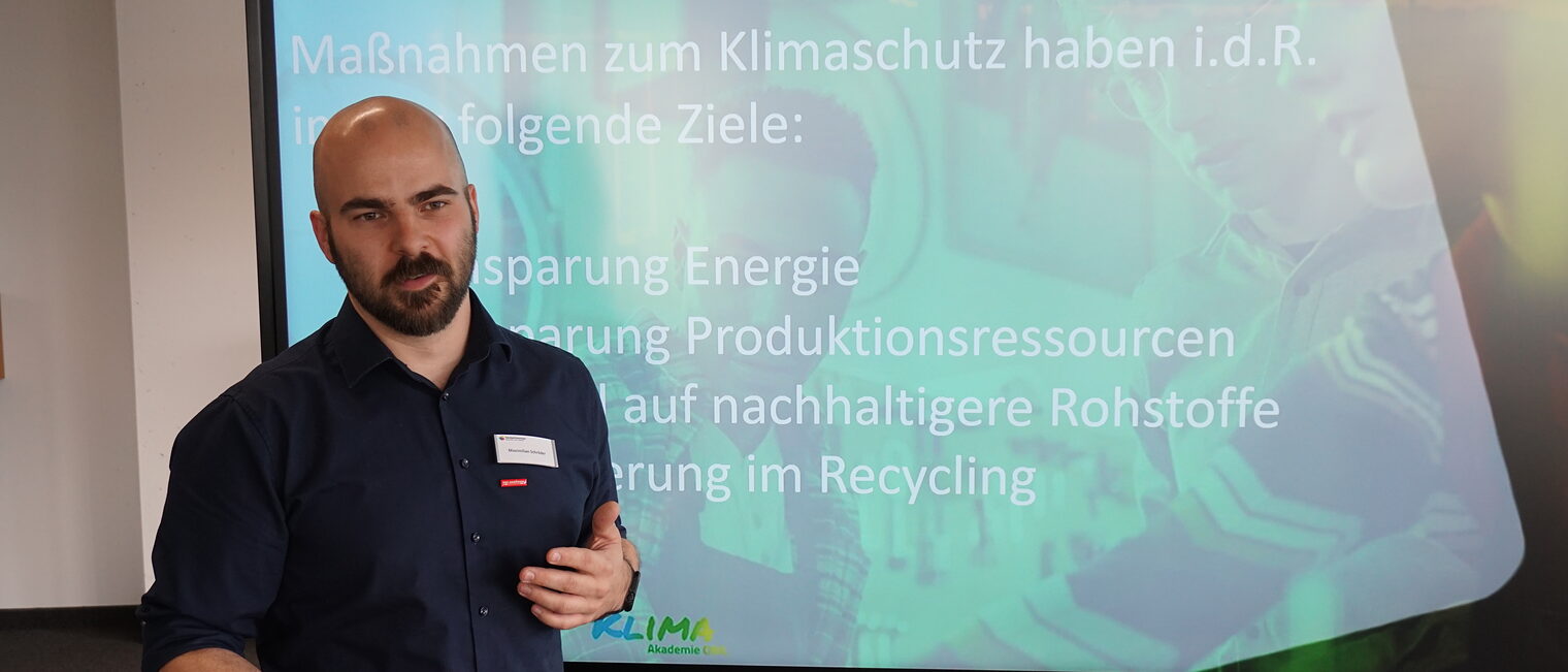 Maximilian Schröder, Leiter des Kompetenzzentrums für Intelligente Gebäudetechnologie, freute sich über den gelungenen Auftakt des Nachwuchswettbewerbs. Maximilian Schröder, Leiter des Kompetenzzentrums für Intelligente Gebäudetechnologie, freute sich über den gelungenen Auftakt des Nachwuchswettbewerbs.