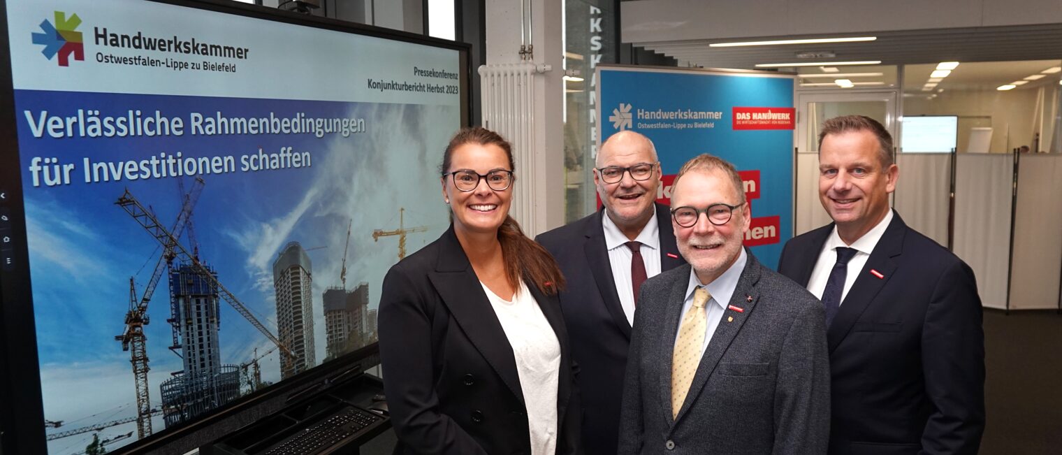 (v. l.) Norma Bopp-Strecker, Geschäftsführerin Hochbau Detert und Vorstandsmitglied der Handwerkskammer, Peter Eul, Präsident der Handwerkskammer, Maler- und Lackierermeister Alfred Gemmeke, stellvertretender Kreishandwerksmeister der KH Höxter-Warburg, sowie Dr. Jens Prager, Hauptgeschäftsführer der Handwerkskammer, stellten die Ergebnisse der Konjunkturbefragung vor. 