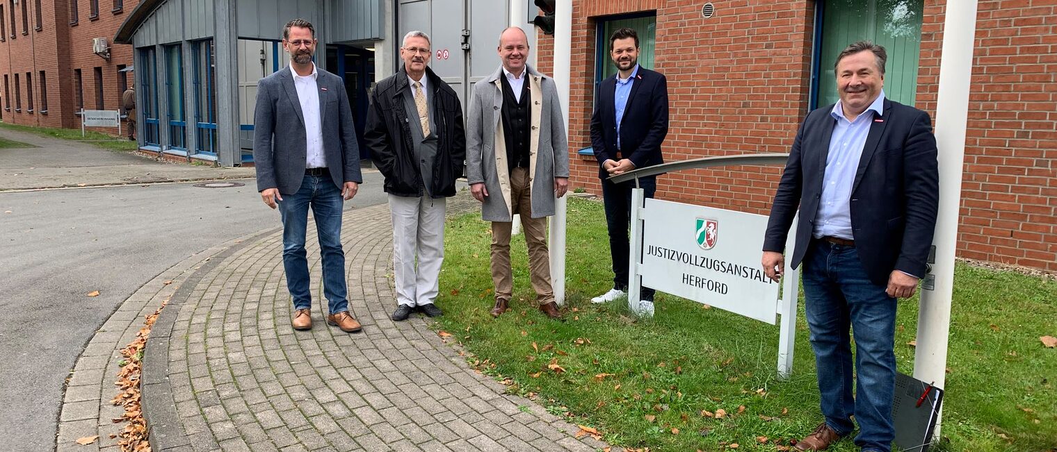 (v. l.) Peter Dohmen, Projektleiter „Handwerk im Hafthaus“ beim WHKT, Ulrich Karp, Abteilungsleiter beim Ministerium der Justiz im Referat Bildung und Arbeit, Carl-Christian Goll, Geschäftsführer Berufsbildung der Handwerkskammer, Roman Ollech, Ausbildungsberater der Handwerkskammer, und Ralf Noltemeyer, Arbeitnehmer-Vizepräsident der Handwerkskammer (v. l.) Peter Dohmen, Projektleiter „Handwerk im Hafthaus“ beim WHKT, Ulrich Karp, Abteilungsleiter beim Ministerium der Justiz im Referat Bildung und Arbeit, Carl-Christian Goll, Geschäftsführer Berufsbildung der Handwerkskammer, Roman Ollech, Ausbildungsberater der Handwerkskammer, und Ralf Noltemeyer, Arbeitnehmer-Vizepräsident der Handwerkskammer