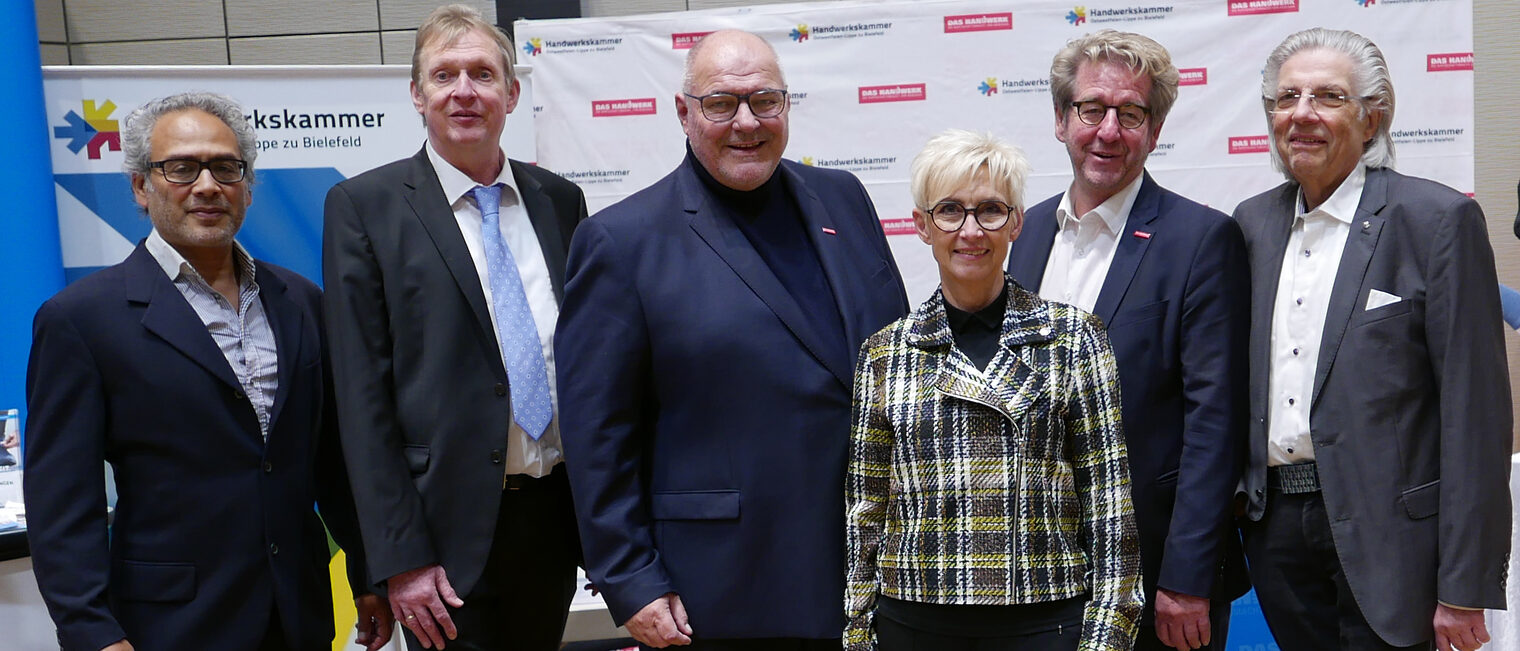 (v.l.) Alwin Landegent, Ausbildungsmeister der Handwerkskammer, Hartmut Vahle, Obermeister der Friseur-Innung Minden-Lübbecke, Peter Eul, Präsident der Handwerkskammer OWL, Marion Härtelt-Dören, Präsidentin des Zentralverbandes des Deutschen Friseurhandwerks, Ingo Lanowski, stellvertretender Vorsitzender des Friseur- und Kosmetikverbandes NRW, und Harald Esser, Vorsitzender des NRW-Verbandes. (v.l.) Alwin Landegent, Ausbildungsmeister der Handwerkskammer, Hartmut Vahle, Obermeister der Friseur-Innung Minden-Lübbecke, Peter Eul, Präsident der Handwerkskammer OWL, Marion Härtelt-Dören, Präsidentin des Zentralverbandes des Deutschen Friseurhandwerks, Ingo Lanowski, stellvertretender Vorsitzender des Friseur- und Kosmetikverbandes NRW, und Harald Esser, Vorsitzender des NRW-Verbandes.