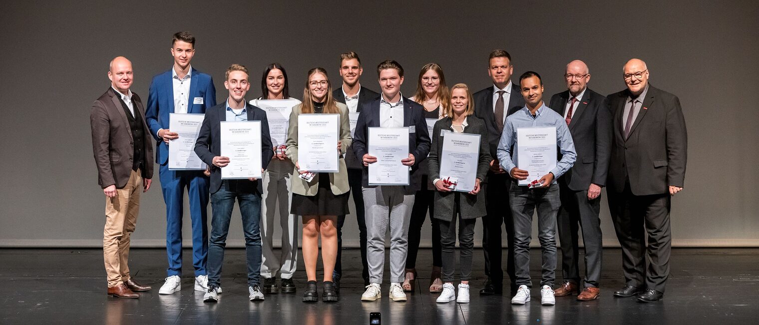 (v. l.) Carl-Christian Goll, Geschäftsführer Berufsbildung, Lasse Kalthoff, Jonas Stallein, Lena Sophie Sager, Paula Weitekamp, Maximilian Pott, Phil Schröder, Franziska Schulz, Kelly Stark, Staatssekretär Matthias Heidmeier, Marlon el-Amiri, WHKT-Präsident Berthold Schröder sowie Peter Eul, Präsident der Handwerkskammer OWL 