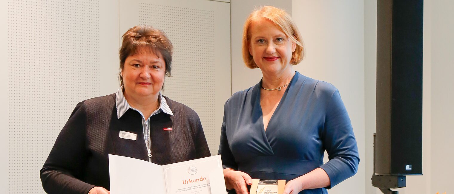 (v. l.) Angela Rehorst, Leiterin der Betriebsberatung der Handwerkskammer, erhält die Auszeichnung von Lisa Paus, Bundesministerin für Familie, Senioren, Frauen und Jugend. 