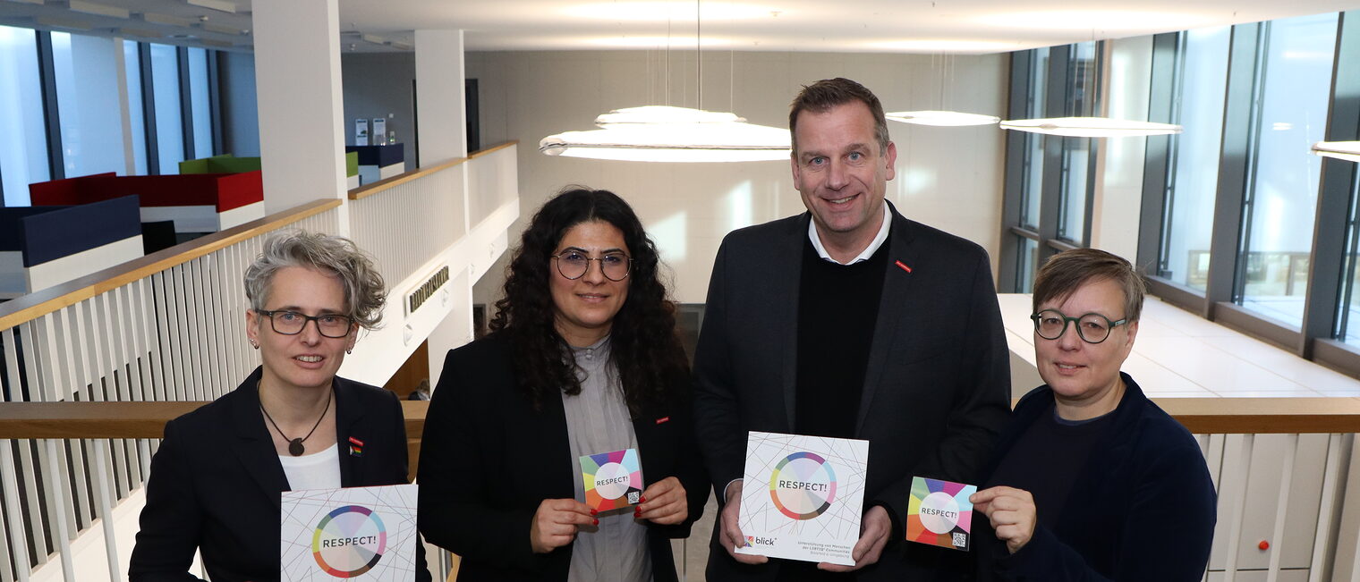 (v. l.): Ragna Köstner, stellvertretende Hauptgeschäftsführerin der Handwerkskammer, Dilek Güzel, Leiterin Kommunikation und Gleichstellungsbeauftragte der Handwerkskammer, Dr. Jens Prager, Hauptgeschäftsführer der Handwerkskammer, sowie Friederike Vogt, Koordinatorin für die Gleichstellung LSBTIQ* (v. l.): Ragna Köstner, stellvertretende Hauptgeschäftsführerin der Handwerkskammer, Dilek Güzel, Leiterin Kommunikation und Gleichstellungsbeauftragte der Handwerkskammer, Dr. Jens Prager, Hauptgeschäftsführer der Handwerkskammer, sowie Friederike Vogt, Koordinatorin für die Gleichstellung LSBTIQ*
