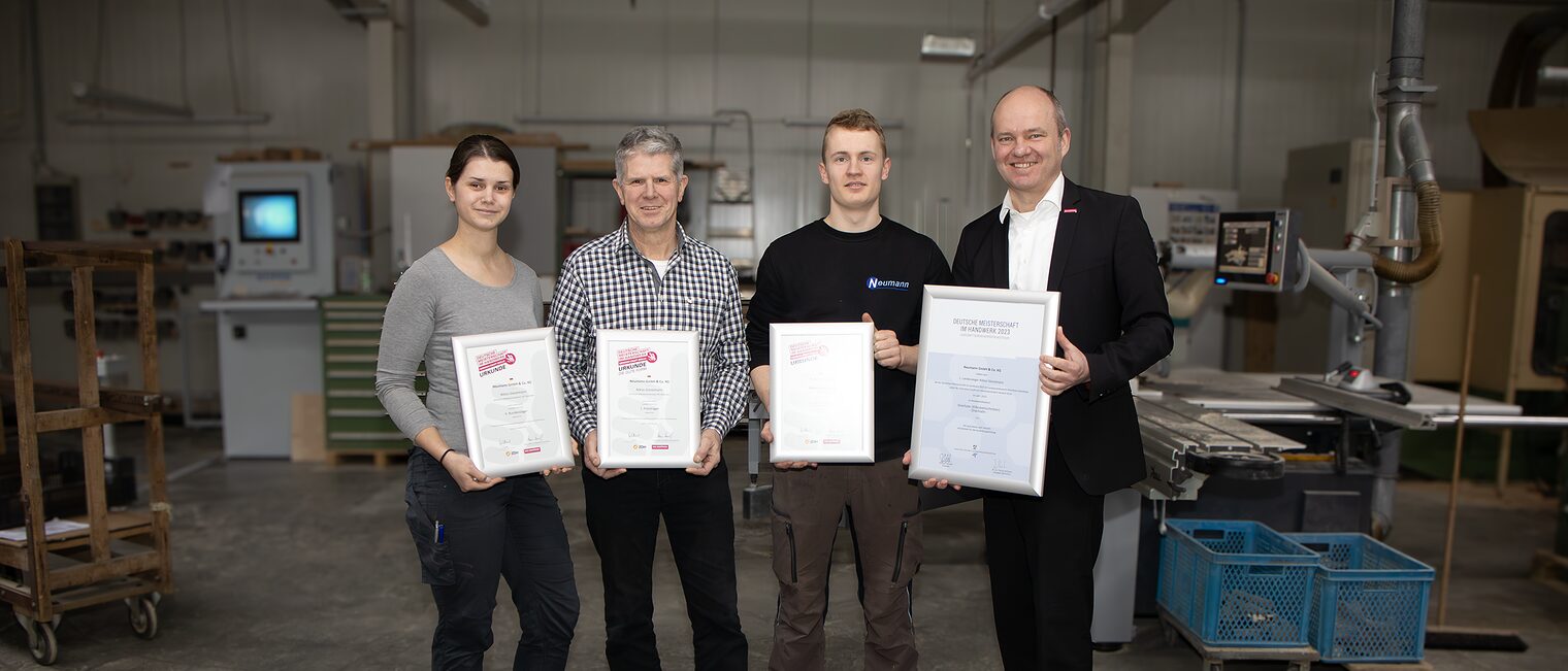 (v. l.) Ausbilderin und Drechslermeisterin Pia Krein, Betriebsinhaber Dieter Neumann, Niklas Gieselmann und Carl-Christian Goll, Geschäftsführer Berufsbildung der Handwerkskammer (v. l.) Ausbilderin und Drechslermeisterin Pia Krein, Betriebsinhaber Dieter Neumann, Niklas Gieselmann und Carl-Christian Goll, Geschäftsführer Berufsbildung der Handwerkskammer