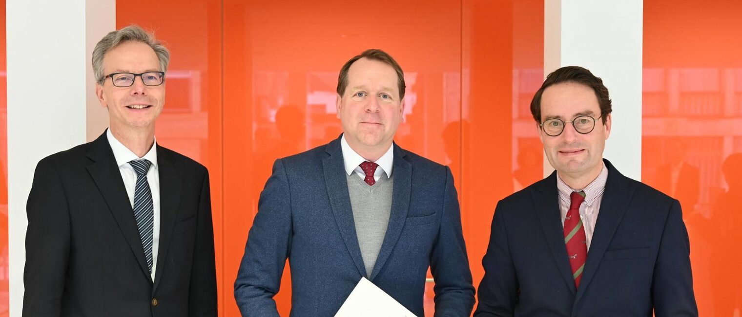 (v. l.) Dr. Ansgar Scheipers, Regierungsvizepräsident, Mathias Steinbild, Regierungspräsident Andreas Bothe (v. l.) Dr. Ansgar Scheipers, Regierungsvizepräsident, Mathias Steinbild, Regierungspräsident Andreas Bothe