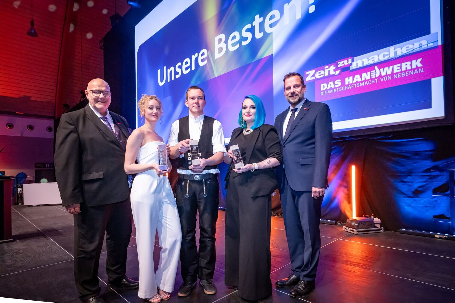 (v. l.) Kammerpräsident Peter Eul, die Bestprüflinge Nadja Anita Grabolle, Frederik Biermann, Mareike Büttcher und Kammer-Hauptgeschäftsführer Dr. Jens Prager 