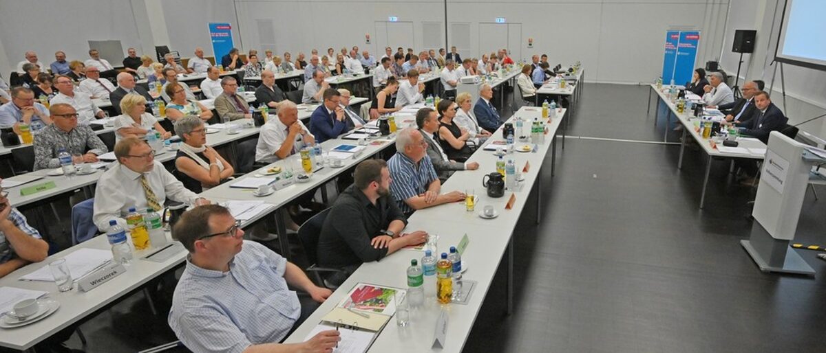 Mitglieder der Vollversammlung der Handwerkskammer Ostwestfalen-Lippe zu Bielefeld in der Amtszeit 2019 - 2024 Blick in den Multifunktionsraum auf die Vollversammlung