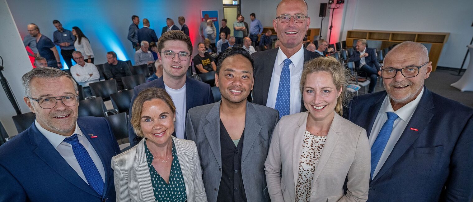 Diskutieren über das Handwerk und Europa: Jörg Dittrich, Präsident des Zentralverbandes des Deutschen Handwerks (ZDH), Moderatorin Julia Ures, Micha Kasper (FDP), Dave Daniel Pador-Sundermeyer (Bündnis 90/Die Grünen), Ingo Stucke (SPD), Verena Mertens (CDU) und Peter Eul, Präsident der Handwerkskammer OWL zu Bielefeld. Diskutieren über das Handwerk und Europa: Jörg Dittrich, Präsident des Zentralverbandes des Deutschen Handwerks (ZDH), Moderatorin Julia Ures, Micha Kasper (FDP), Dave Daniel Pador-Sundermeyer (Bündnis 90/Die Grünen), Ingo Stucke (SPD), Verena Mertens (CDU) und Peter Eul, Präsident der Handwerkskammer OWL zu Bielefeld.