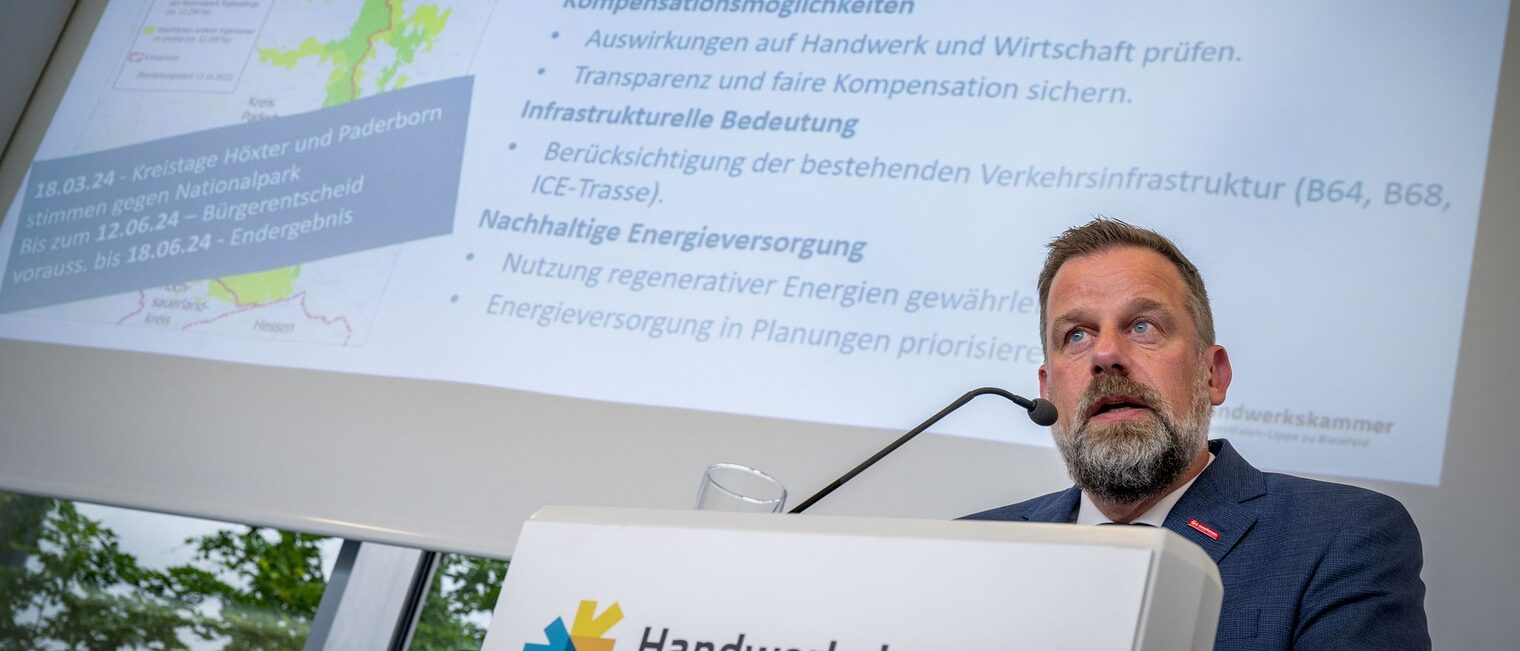 Dr. Jens Prager, Hauptgeschäftsführer der Handwerkskammer OWL, stellt die Resolution zum Nationalpark Eggegebirge vor. Dr. Jens Prager, Hauptgeschäftsführer der Handwerkskammer OWL, stellt die Resolution zum Nationalpark Eggegebirge vor.