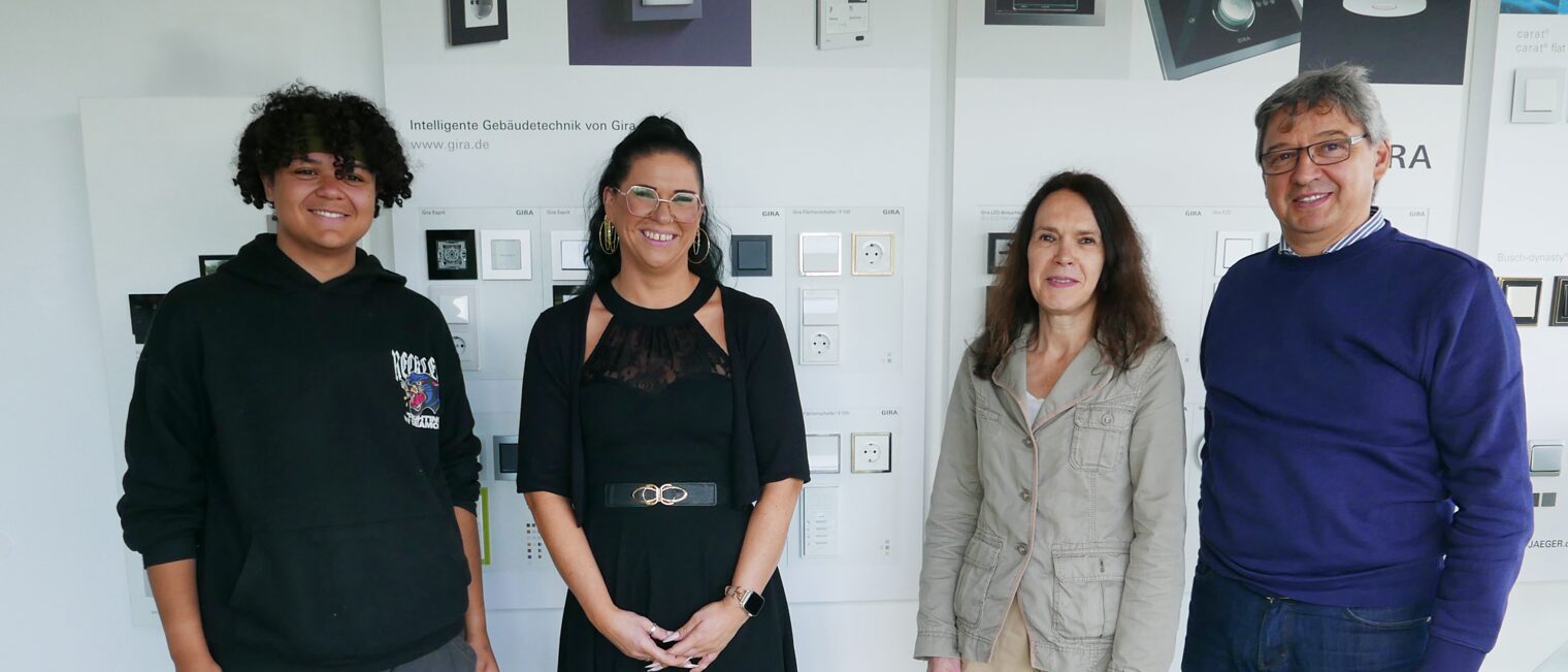 Praktikant Zakarya Bihan, Janina Yuva, Buchhalterin bei Zelek Elektrotechnik, Kerstin Naumann, Betriebsberaterin der Handwerkskammer, Geschäftsführer Dariusz Zelek Praktikant Zakarya Bihan, Janina Yuva, Buchhalterin bei Zelek Elektrotechnik, Kerstin Naumann, Betriebsberaterin der Handwerkskammer, Geschäftsführer Dariusz Zelek
