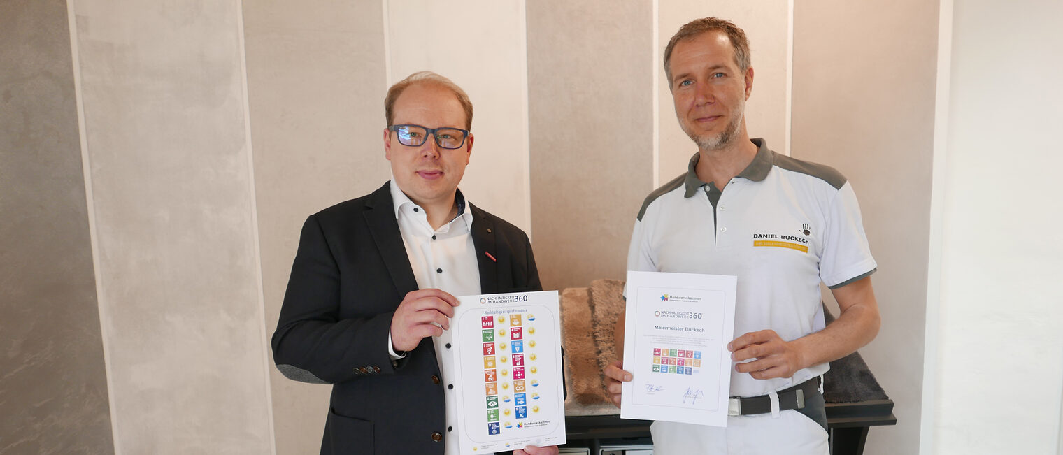 René Poggenpohl (l.), Betriebsberater der Handwerkskammer, und Daniel Bucksch, Maler- und Lackierermeister und Handwerksunternehmer René Poggenpohl (l.), Betriebsberater der Handwerkskammer, und Daniel Bucksch, Maler- und Lackierermeister und Handwerksunternehmer