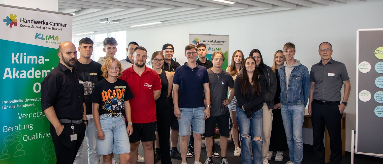 Maximilian Schröder (l.) und Roland Willrich (r.) mit den Auszubildenden, die an der diesjährigen Auflage von "Azubis for Climate" teilnehmen 