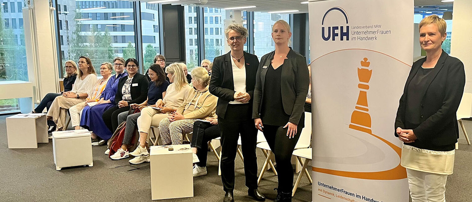 (v.l. stehend) Ragna Köstner, stellvertretende Hauptgeschäftsführerin der Handwerkskammer, Referentin Melanie Stephan und Bettina Niese, stellvertretende Vorsitzende der UFH Bielefeld-Gütersloh (v.l. stehend) Ragna Köstner, stellvertretende Hauptgeschäftsführerin der Handwerkskammer, Referentin Melanie Stephan und Bettina Niese, stellvertretende Vorsitzende der UFH Bielefeld-Gütersloh
