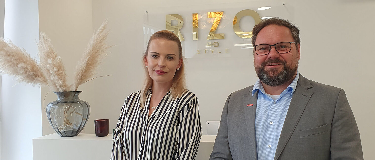 Gründerin Friseurmeisterin Carmen Dietze zeigt Betriebsberater Dominique Steinert ihren Salon in Minden. 