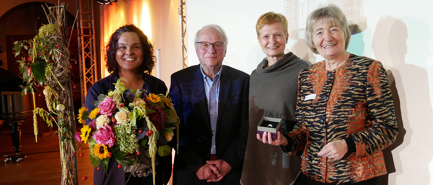 (v.l.) Preisträgerin Friderike Borchers, Ehrenobermeister Peter Schwabedissen, Bettina Niese, Handwerkskammer, sowie Susanne Schulz, Vorsitzende des Bundes der Frauenvereine Bielefeld (v.l.) Preisträgerin Friderike Borchers, Ehrenobermeister Peter Schwabedissen, Bettina Niese, Handwerkskammer, sowie Susanne Schulz, Vorsitzende des Bundes der Frauenvereine Bielefeld