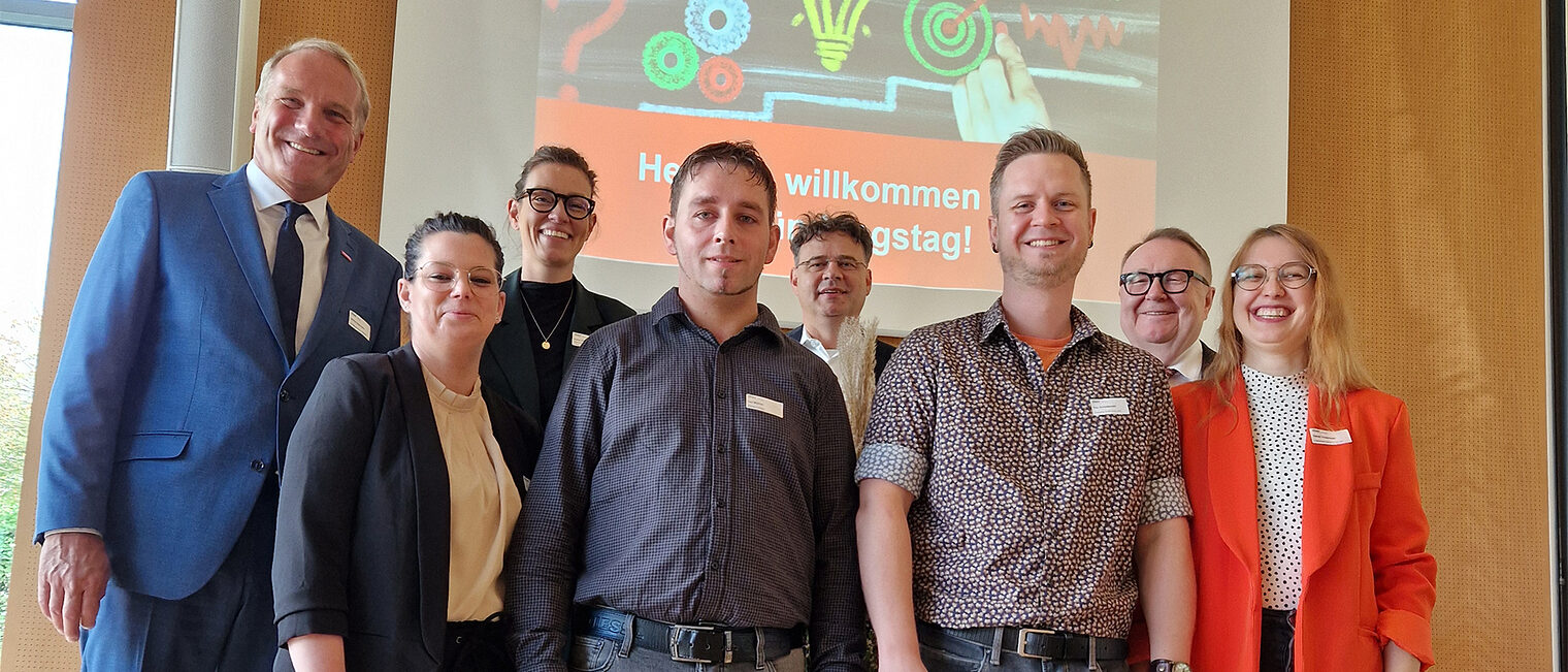 Hintere Reihe von links: Heiner Dresrüsse (Vizepräsident der Handwerkskammer OWL), Alena Vieregge und Thorsten Brinkmann (Moderatorenduo auf dem Gründungstag), Alfred Westermann (Vizepräsident der IHK Lippe); vordere Reihe von links: Anne und Jan Mellies (Bäckerei Mellies), Kay Schadewald und Sarah Holzhauer (Cascaritas) Hintere Reihe von links: Heiner Dresrüsse (Vizepräsident der Handwerkskammer OWL), Alena Vieregge und Thorsten Brinkmann (Moderatorenduo auf dem Gründungstag), Alfred Westermann (Vizepräsident der IHK Lippe); vordere Reihe von links: Anne und Jan Mellies (Bäckerei Mellies), Kay Schadewald und Sarah Holzhauer (Cascaritas)