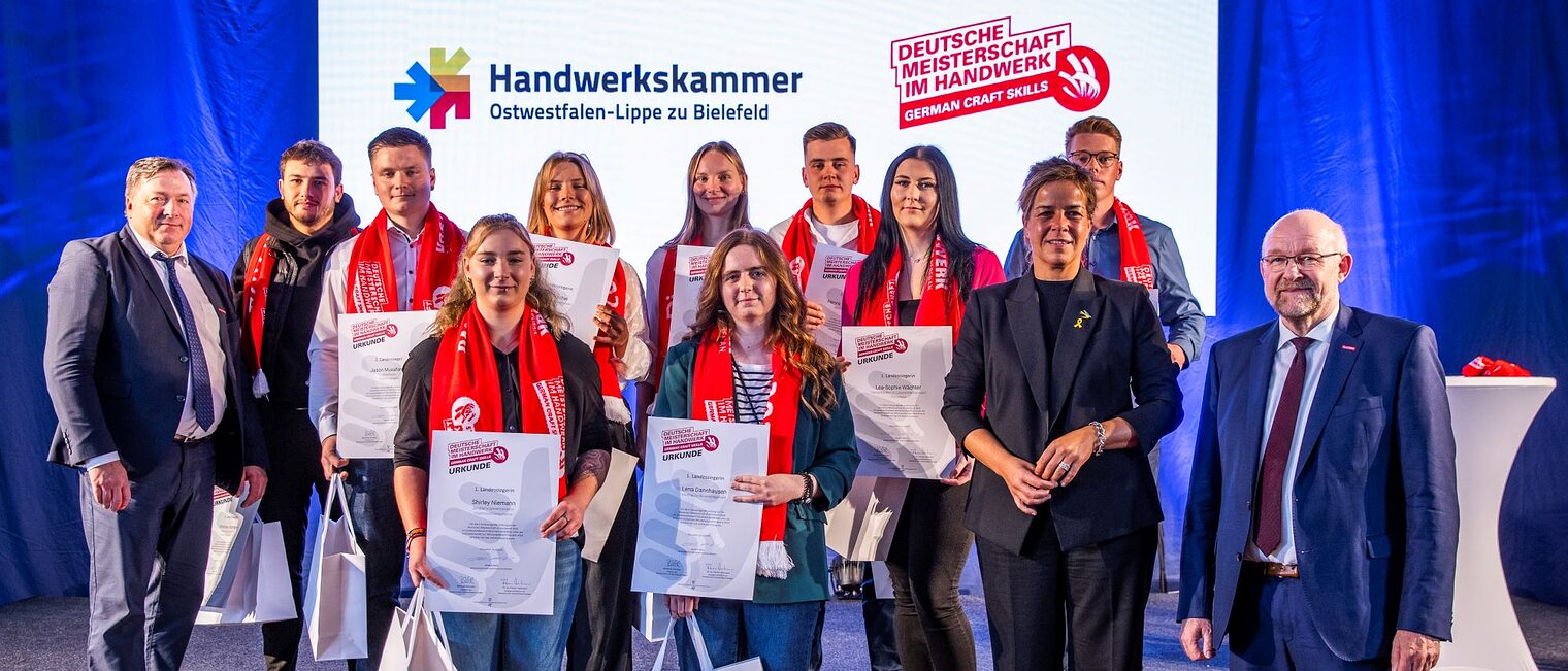 Hintere Reihe von links: Ralf Noltemeyer, Vizepräsident der Handwerkskammer OWL, Christian Hildmann, Jason Musafarow, Malin Tischer, Leonie Stuckmann, Henrik Schulze Zumkley, Lea-Sophie Wächter, Luis Kleine, vordere Reihe von links: Shirley Niemann, Lena Dannhausen, Mona Neubaur, NRW-Wirtschafts- und Klimaschutzministerin, sowie Berthold Schröder, WHKT-Präsident Hintere Reihe von links: Ralf Noltemeyer, Vizepräsident der Handwerkskammer OWL, Christian Hildmann, Jason Musafarow, Malin Tischer, Leonie Stuckmann, Henrik Schulze Zumkley, Lea-Sophie Wächter, Luis Kleine, vordere Reihe von links: Shirley Niemann, Lena Dannhausen, Mona Neubaur, NRW-Wirtschafts- und Klimaschutzministerin, sowie Berthold Schröder, WHKT-Präsident