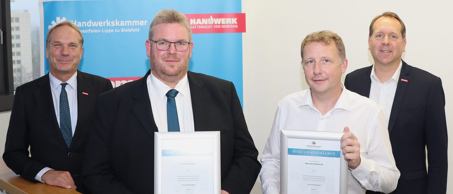 (v. l.) Kammer-Vizepräsident Heiner Dresrüsse, die Sachverständigen Andreas Wibbeke und Benjamin Büngeler sowie Mathias Steinbild, Leiter Wirtschaftsrecht der Handwerkskammer OWL zu Bielefeld 