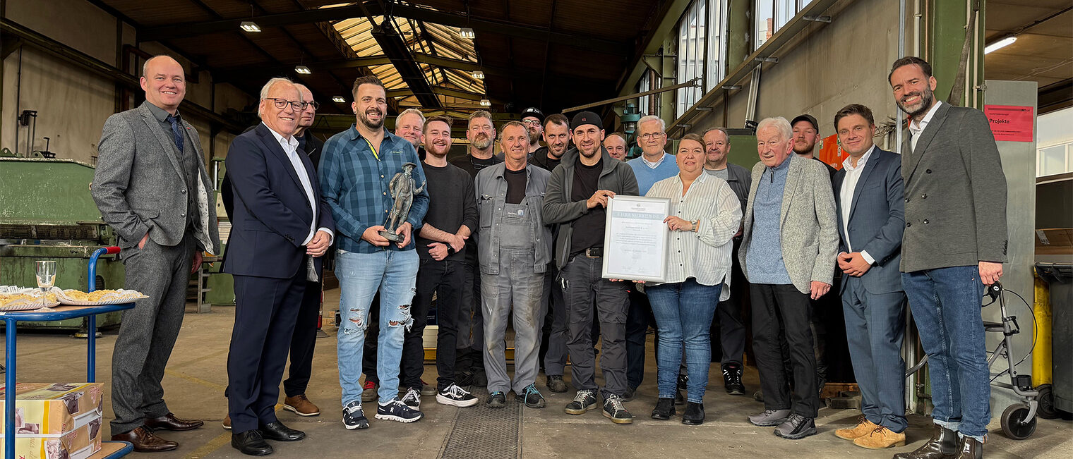 (v l.) Carl-Christian Goll, Geschäftsführer der Handwerkskammer, Oberbürgermeister Pit Clausen, Geschäftsführer Martin Deppe (r.) und das Team zeigen stolz den Leineweber und die Jubiläumsurkunde der Handwerkskammer. (v l.) Carl-Christian Goll, Geschäftsführer der Handwerkskammer, Oberbürgermeister Pit Clausen, Geschäftsführer Martin Deppe (r.) und das Team zeigen stolz den Leineweber und die Jubiläumsurkunde der Handwerkskammer.