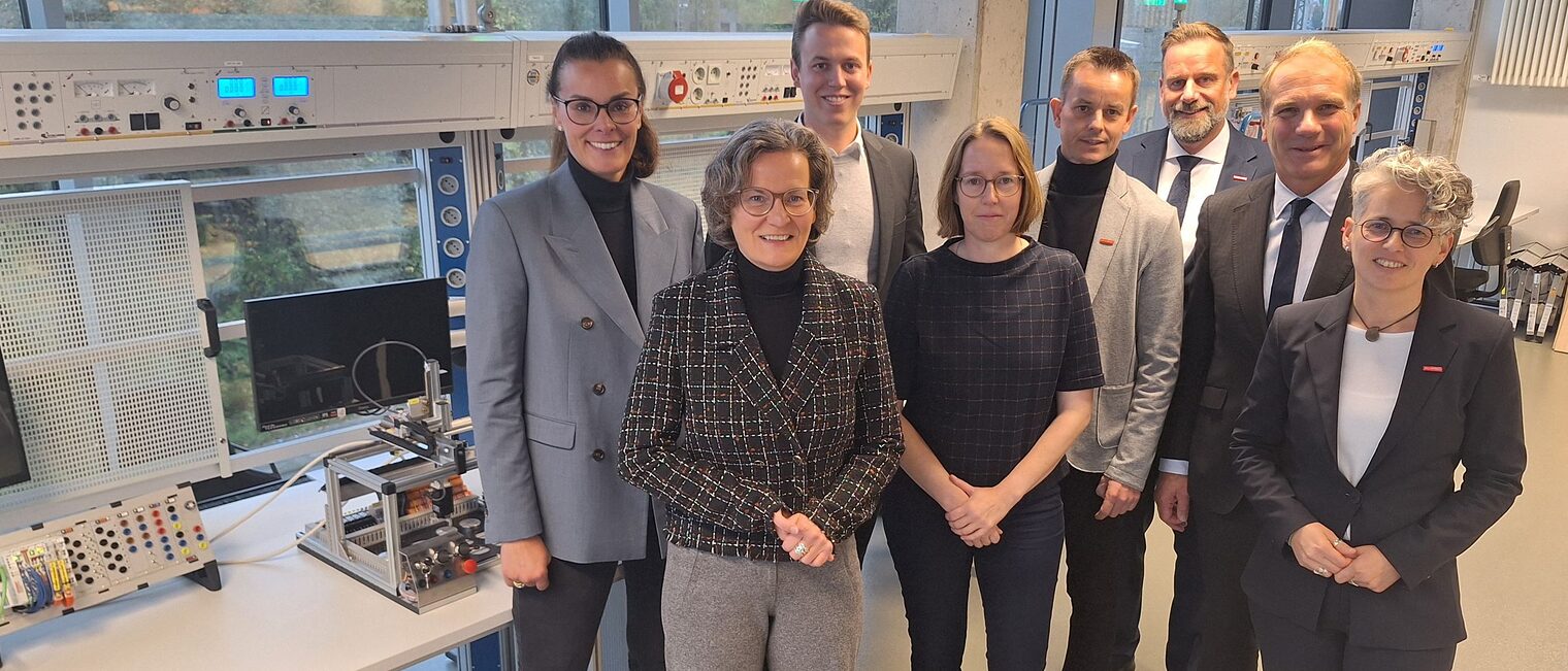 (v. l.) Norma Bopp-Strecker, Geschäftsführerin der Hochbau Detert GmbH & Co. KG, NRW-Bauministerin Ina Scharrenbach, Landtagsabgeordneter Tom Brüntrup, Andrea Hecker, Geschäftsführerin der Hecker System Holzbau GmbH & Co. KG, Michael Hauphoff, Geschäftsführer der Josef Hauphoff GmbH, Kammer-Hauptgeschäftsführer Dr. Jens Prager, Kammer-Vizepräsident Heiner Dresrüsse sowie die stellvertretende Hauptgeschäftsführerin Ragna Köstner (v. l.) Norma Bopp-Strecker, Geschäftsführerin der Hochbau Detert GmbH & Co. KG, NRW-Bauministerin Ina Scharrenbach, Landtagsabgeordneter Tom Brüntrup, Andrea Hecker, Geschäftsführerin der Hecker System Holzbau GmbH & Co. KG, Michael Hauphoff, Geschäftsführer der Josef Hauphoff GmbH, Kammer-Hauptgeschäftsführer Dr. Jens Prager, Kammer-Vizepräsident Heiner Dresrüsse sowie die stellvertretende Hauptgeschäftsführerin Ragna Köstner