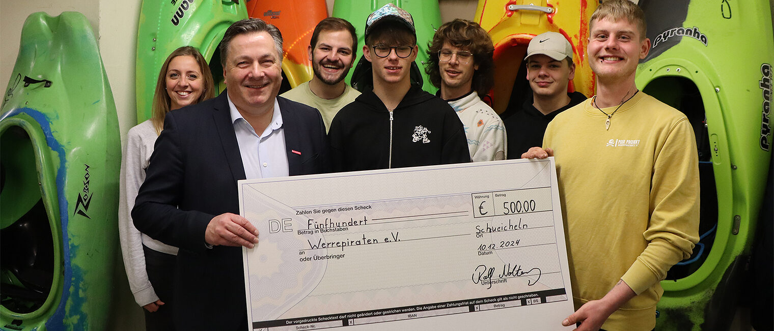 Isabelle Alfano (1. Vorsitzende Werrepiraten), Ralf Noltemeyer (Vizepräsident HWK OWL), Ilyas Cengiz (Peer Trainer), Quentin Müller (Jugendvorstand), Johannes Lömke (Trainer und 2. Vorsitzender), Vincent Oberhaus (Werrepirat) und Leon Jurkschat (Peer Trainer) (v.l.) Isabelle Alfano (1. Vorsitzende Werrepiraten), Ralf Noltemeyer (Vizepräsident HWK OWL), Ilyas Cengiz (Peer Trainer), Quentin Müller (Jugendvorstand), Johannes Lömke (Trainer und 2. Vorsitzender), Vincent Oberhaus (Werrepirat) und Leon Jurkschat (Peer Trainer) (v.l.)