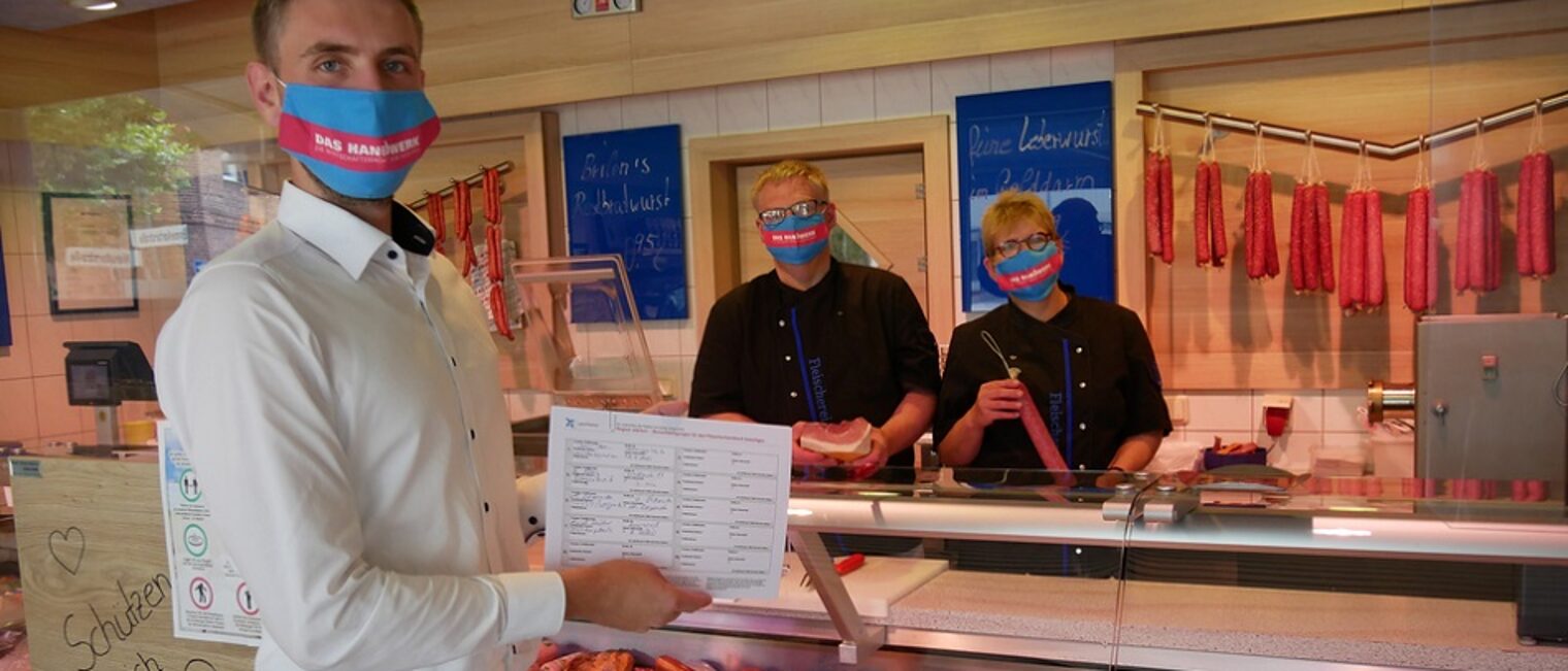 (v.l.) Manuel Rüther, Geschäftsführer der Kreishandwerkerschaft Höxter-Warburg, Fleischermeister Alfred Brilon und Ehefrau Frauke Brilon, die die Verkaufsleitung inne hat, setzen sich auch mit der Unterschriftenaktion für das Fleischerhandwerk ein