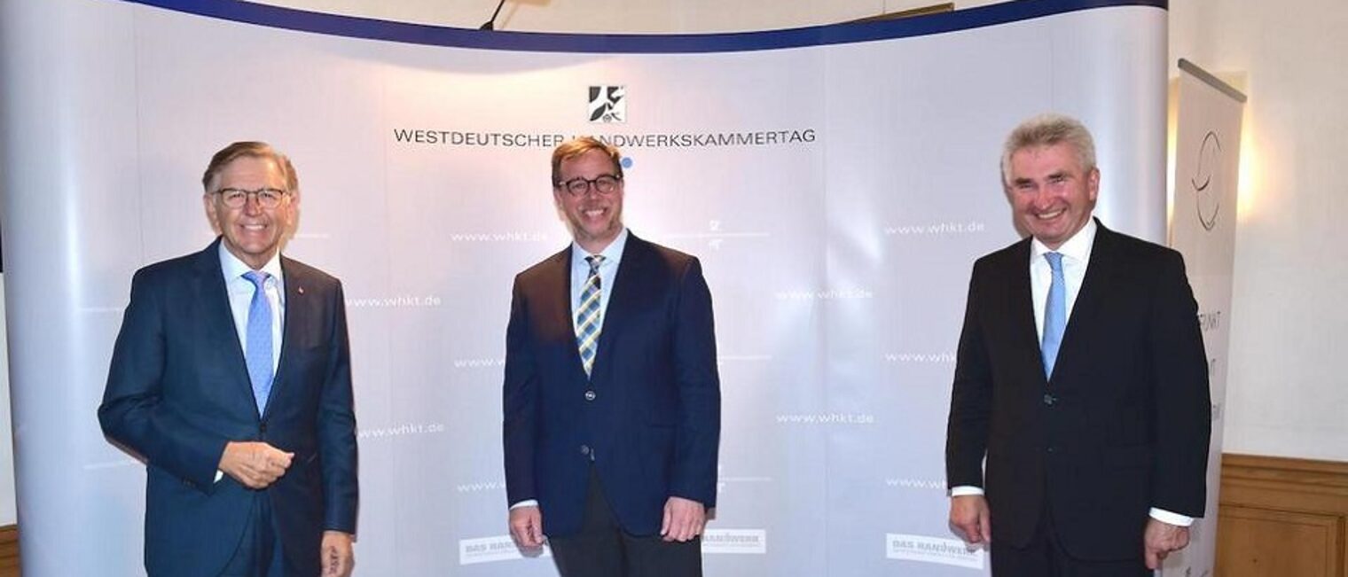 Hans Hund (l.), Präsident des WHKT, und NRW-Wirtschaftsminister Prof. Dr. Andreas Pinkwart (r.) waren von der ehrenamtlichen Arbeit des Bielefelder Handwerksunternehmers Michael Grübel begeistert