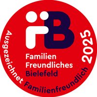 Logo zu "Ausgezeichnet Familienfreundlich 2025": In der Mitte steht "Familienfreundliches Bielefeld". 