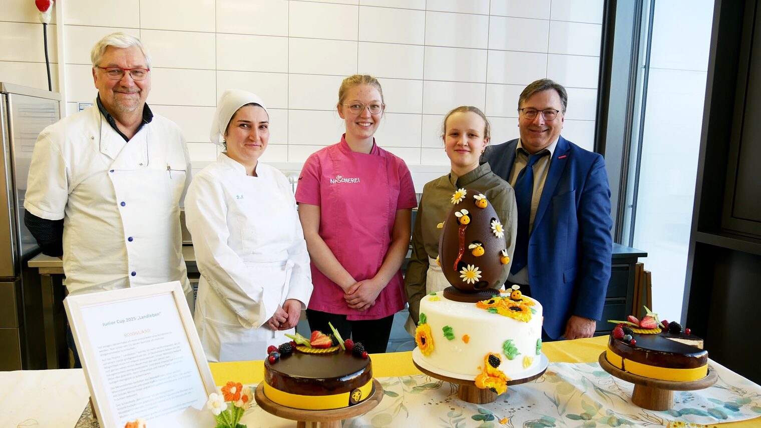 Die Siegerinnen des Konditor-Junior-Cups mit dem Lehrlingswart der Konditoren-Innung und dem Kammer-Vizepräsident 