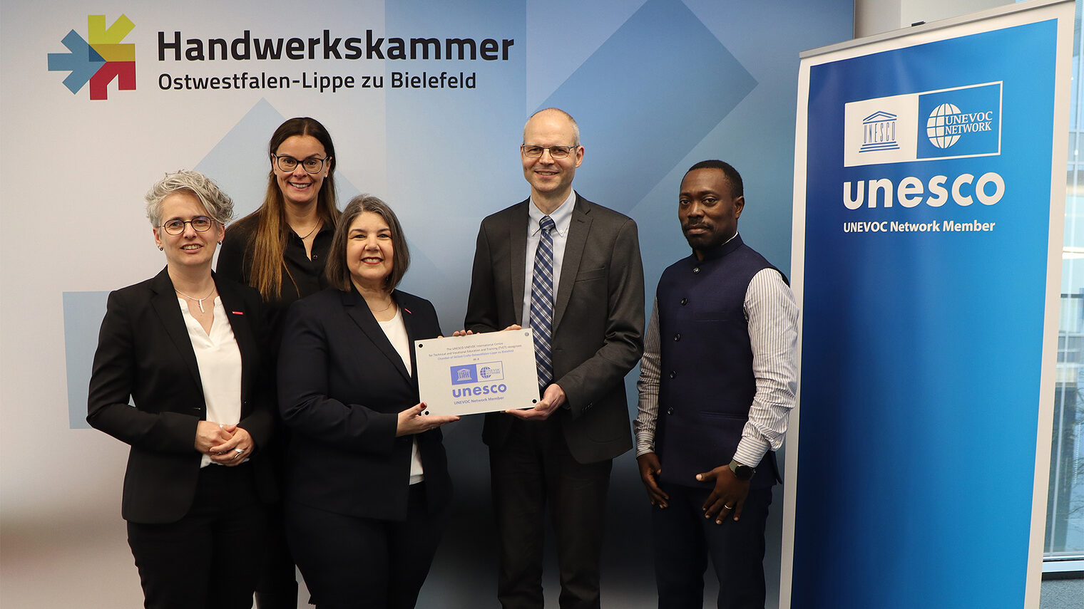 Übergabe der UNEVOC-Plakette an die Geschäftsführung der Handwerkskammer