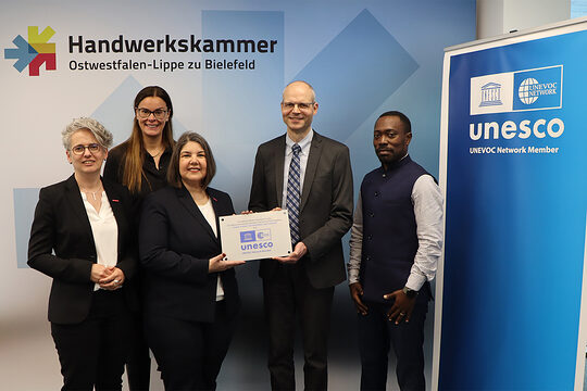 Übergabe der UNEVOC-Plakette an die Geschäftsführung der Handwerkskammer
