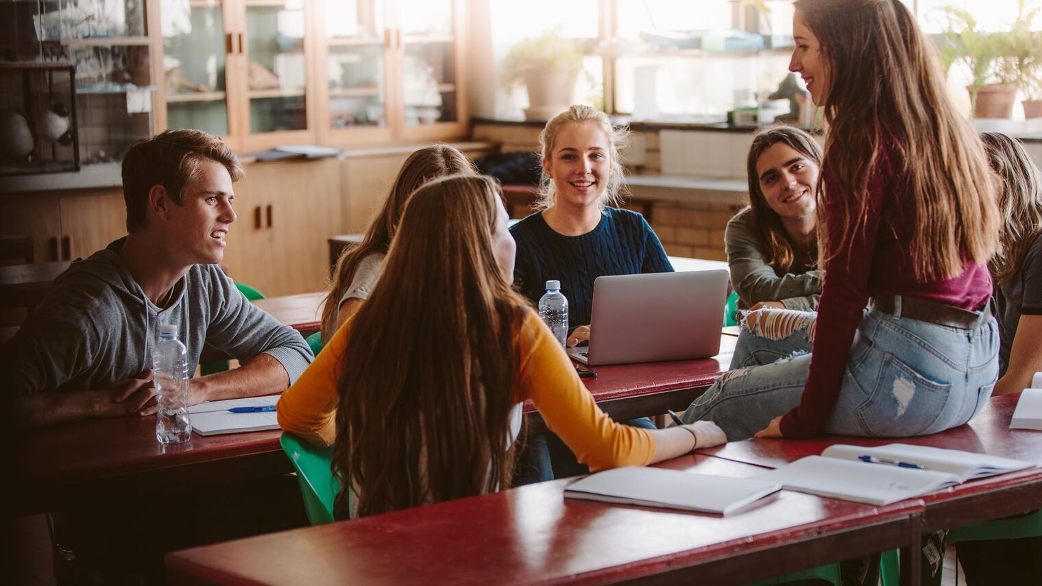 Schüler:innen sitzen in Schulklasse