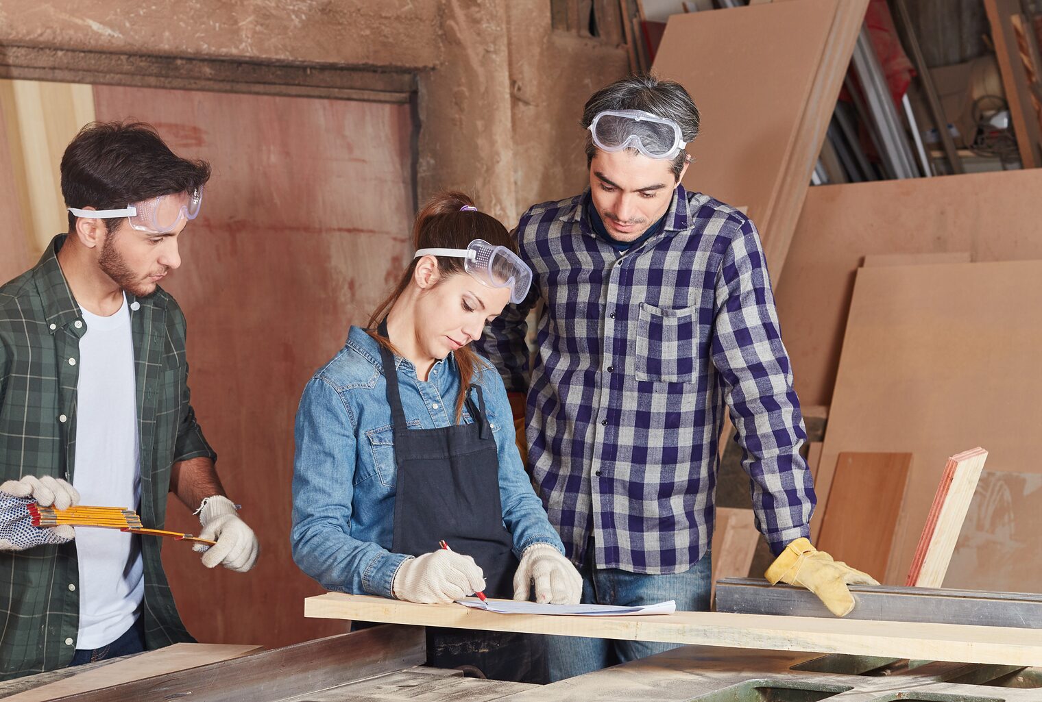 Handwerker mit Auszubildenden