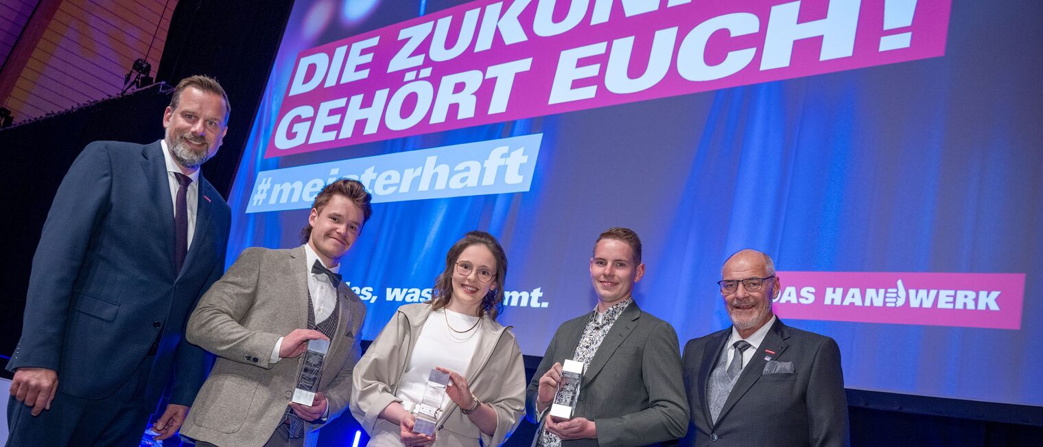 Die 3 Bestprüflinge Moritz Meyer, Leonie Thiele und Luca Nettelnbreker mit Präsident Peter Eul und HGF Dr. Jens Prager. 