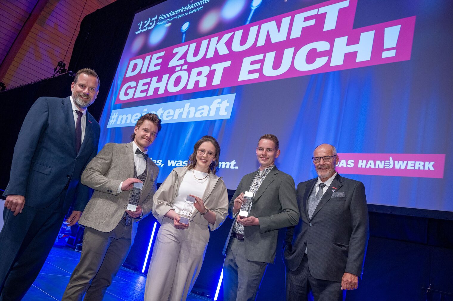 Die 3 Bestprüflinge Moritz Meyer, Leonie Thiele und Luca Nettelnbreker mit Präsident Peter Eul und HGF Dr. Jens Prager. 