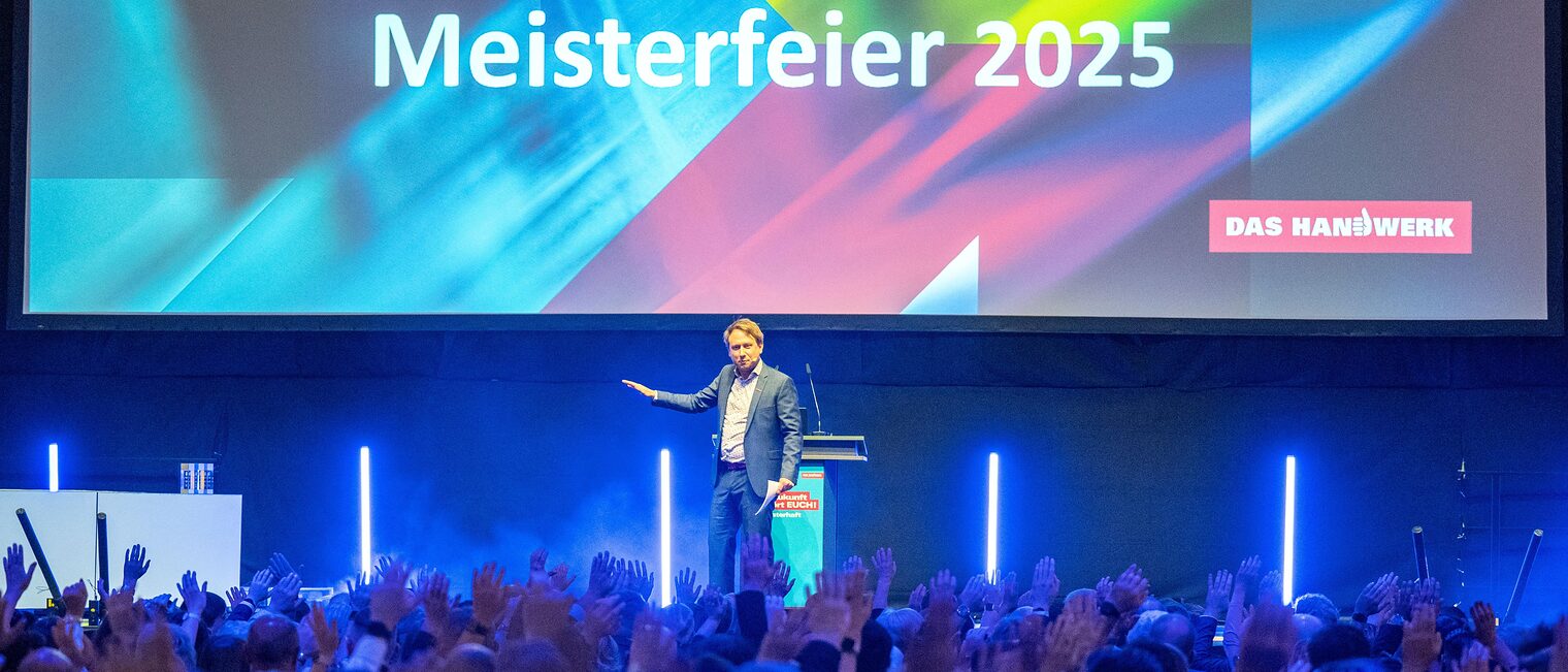 Moderator Marvin Meinold begrüßt die über 1.000 Gäste zur Meisterfeier 2025. 